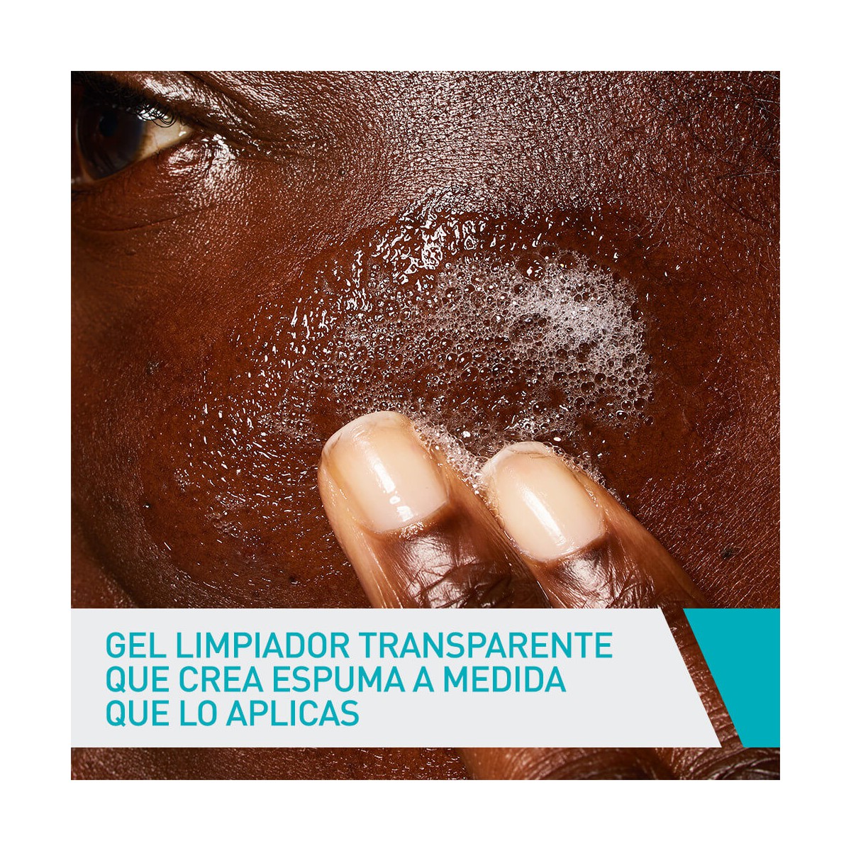 Gel limpiador transparente que crea espuma a medida que lo aplicas