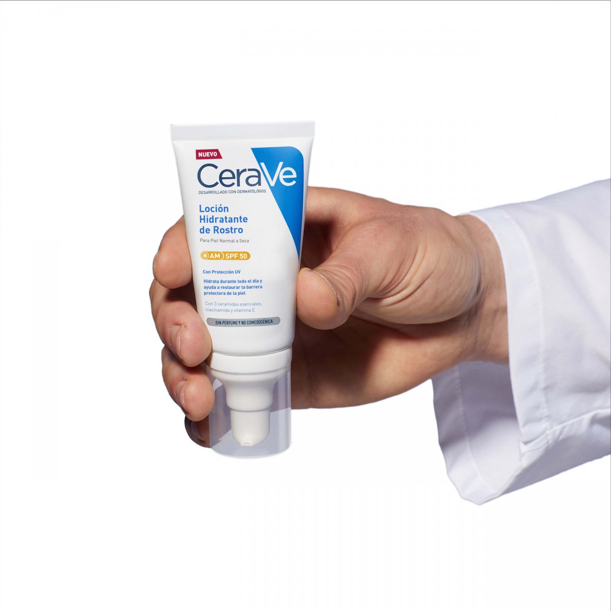Mano sujetando Cerave Loción Hidratante de Rostro SPF 50+ 52mL