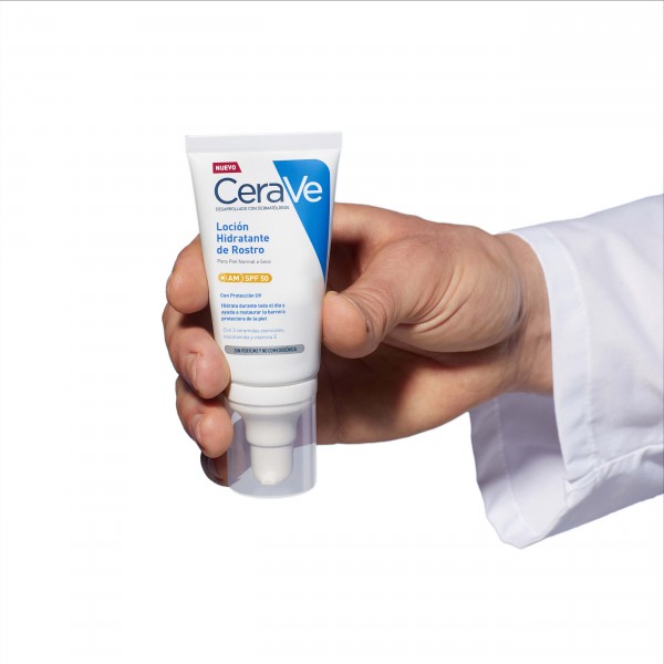Mano sujetando Cerave Loción Hidratante de Rostro SPF 50+ 52mL