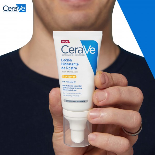 Mano sujetando Cerave Loción Hidratante de Rostro SPF 50+ 52mL