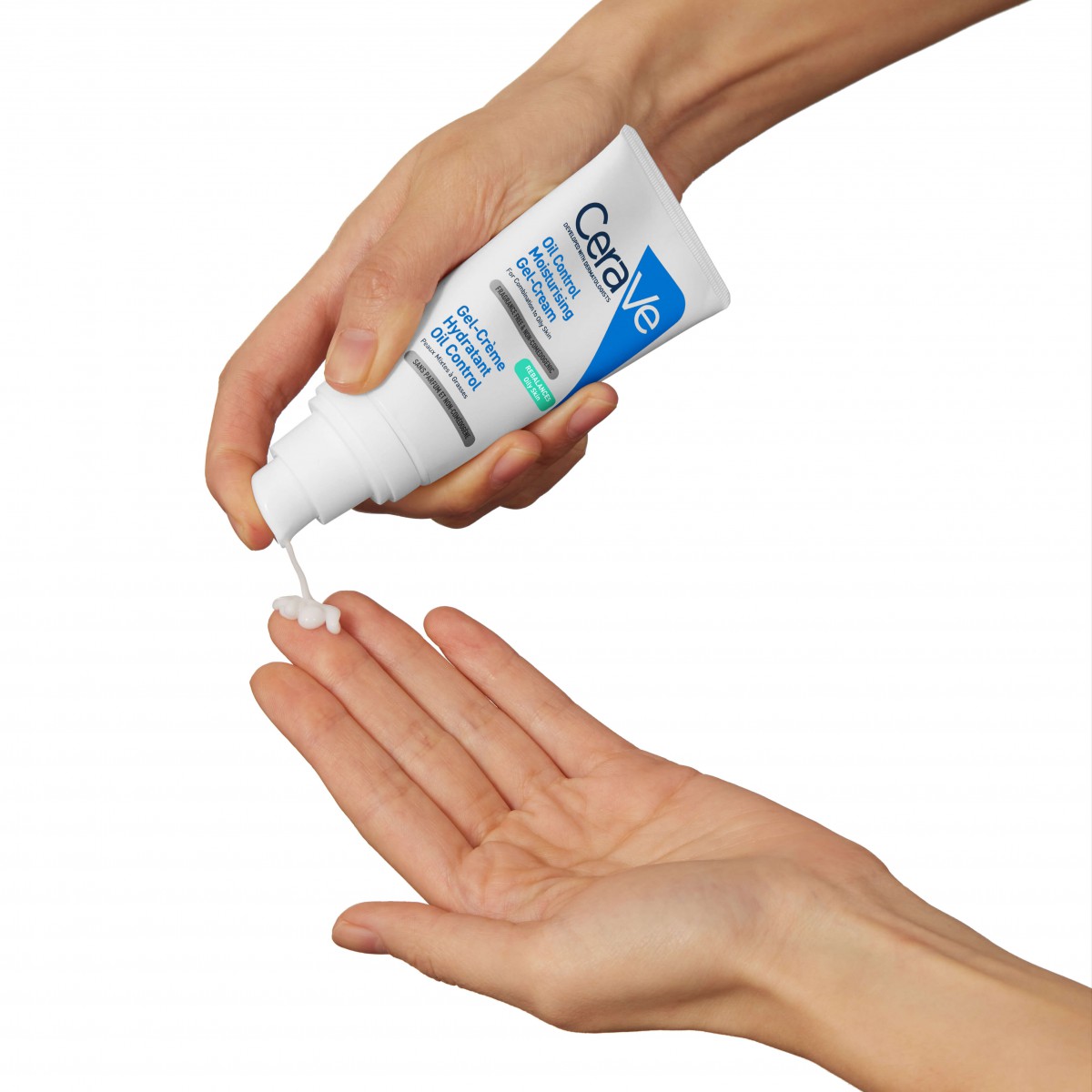 Manos aplicando el Cerave Oil Control Gel Crema Hidratante 52mL