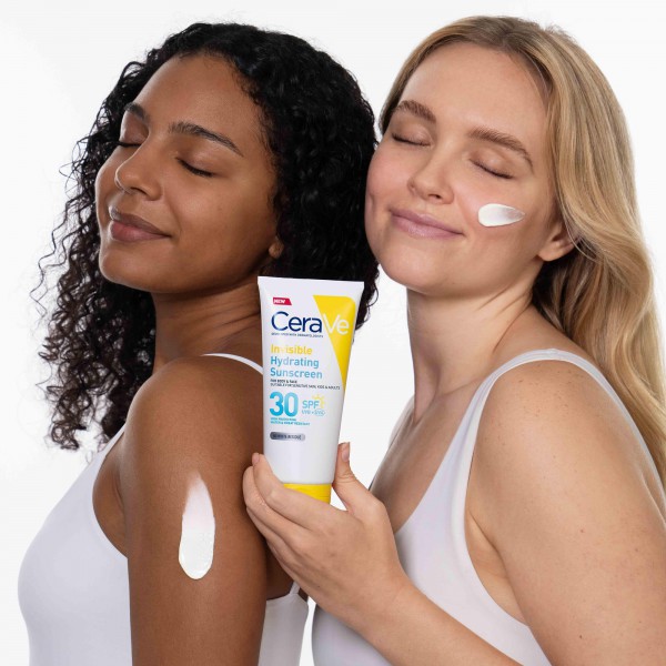 Modelos con bote de CeraVe Solar Loción Protectora Invisible Hidratante SPF 30+ 75 mL